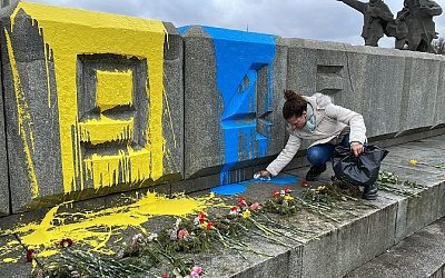 Посольство РФ в Литве требует наказать осквернивших памятник советским воинам в Калварии