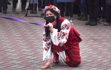 В вышиванке и на поводке: в Киеве прошел митинг против колониального господства США на Украине (видео)