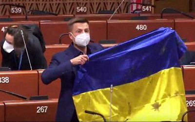 Развернувшего украинский флаг депутата Рады под аплодисменты выгнали из ПАСЕ 