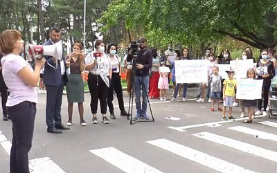 В Молдове родители школьников пикетировали здание правительства