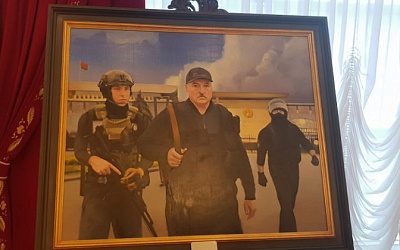 В резиденции Лукашенко выставили картину, где он изображен с автоматом в руках