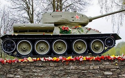 Власти Нарвы отказались от переноса танка-памятника советским воинам
