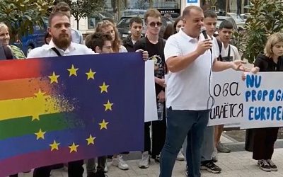 В Кишиневе участники акции протеста разорвали флаг Евросоюза