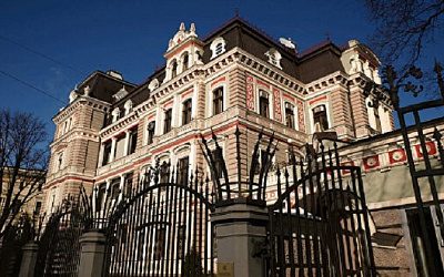 «Вопиющий инцидент»: посольство РФ жестко осудило депортацию ветерана из Латвии