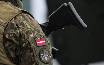 Ради военных бюджетов власти Латвии жертвуют своими госслужащими
