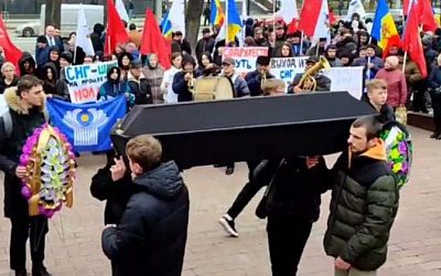 К зданию парламента Молдовы принесли гроб