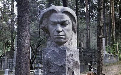 В Вильнюсе осквернили памятник литовскому поэту советских времен