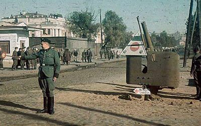 Выжить в Бабьем Яре: «Еще до того, как в меня выстрелили, я бросилась с обрыва вниз на тела. Слой земли, которым меня засыпали, оказался небольшим»