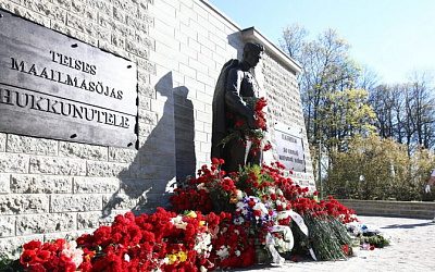 В Эстонии «Бронзового солдата» усыпали цветами