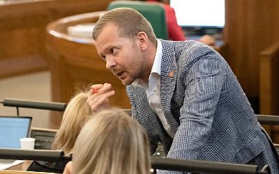 В Латвии задержали депутата за поддержку русского языка