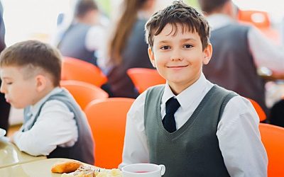 В Риге оплачивать обеды будут только детям из столицы