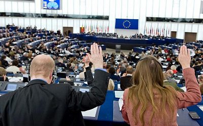 Евросоюз — Четвертый рейх: для чего в Европе реабилитируют Гитлера