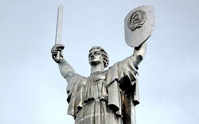 В Киеве заменят герб СССР на трезубец на памятнике «Родина-мать»