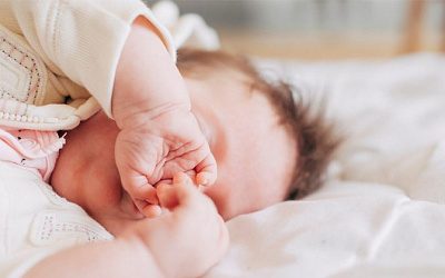 В Латвии продолжает снижаться рождаемость при росте числа браков