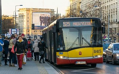 В Варшаве сняли с общественного транспорта флаги Украины
