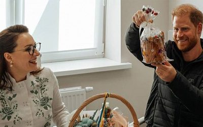 «Кулич раздора»: украинские националисты возмутились подарком для британского принца