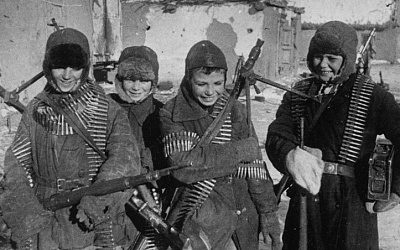 Мальчишки два дня защищали родную деревню от немцев. Они перебегали по траншеям и вели постоянный огонь. Немцы полагали, что деревню обороняет многочисленный отряд