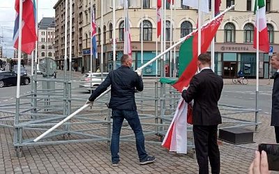 Лукашенко: если какой-то мерзавец в Риге снимает флаг Беларуси, посол должен набить ему морду