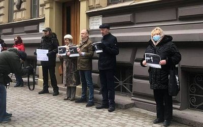 В Риге прошел пикет в поддержку арестованного в Эстонии правозащитника Середенко