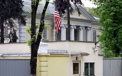 Посольство США в Минске приостановило работу
