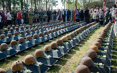 Иваны, помнящие родство: поисковики Латвии предают земле погибших в войне