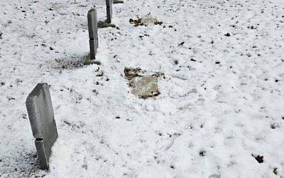 В Таллине на военном кладбище осквернили надгробия на захоронениях красноармейцев