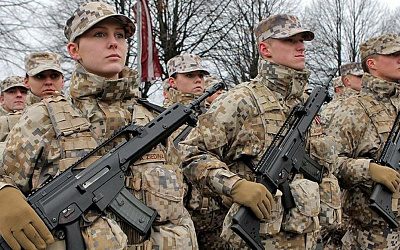 Срочную службу в армии Латвии обяжут проходить даже женщин и эмигрантов