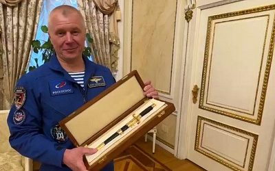 Лукашенко подарил кортик российскому космонавту