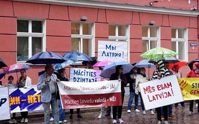 В Риге проходит пикет против перехода на обучение на латышском языке