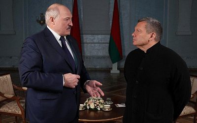 Лукашенко рассказал Соловьеву, зачем ему понадобился автомат (видео)