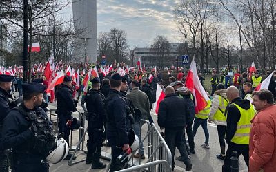 В Варшаве проходит протест против участия Польши в конфликте на Украине