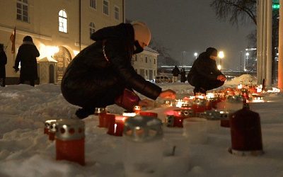 За упокой экономики: оппозиция Латвии провела акцию протеста против COVID-ограничений (видео)