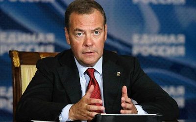 Медведев сравнил страны ЕС с «подгулявшими бюргерами» после установки потолка цен на нефть