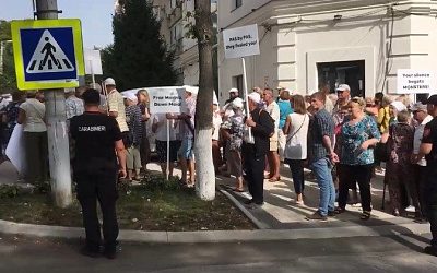 «Долой диктаторов!»: оппозиция в Молдове проводит акцию протеста перед посольством ЕС
