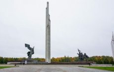 В Латвии запретили проводить мероприятия в День Победы возле памятников советской армии