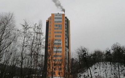 Жильцы киевской многоэтажки стали топить ее дровами
