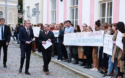 В Эстонии учителя, спасатели и полицейские вышли на совместный протест
