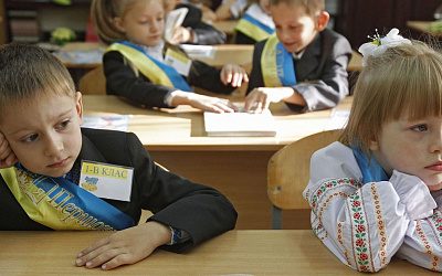 Чтобы не задавали лишних вопросов: на Украине уничтожают школьное образование