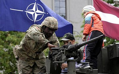 Альянс не защитит: латыши называют бесполезными взносы Латвии в НАТО