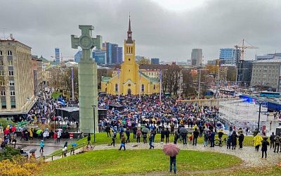 В Таллине проходит масштабная акция протеста из-за антиковидных ограничений