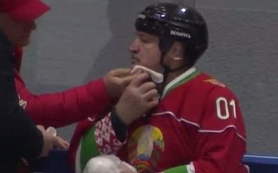 Лукашенко получил клюшкой по лицу во время игры в хоккей (видео)