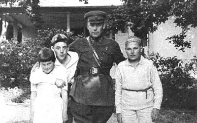 У сына Сталина — Якова — не было своей комнаты, он спал за простынкой: как жила семья Сталина