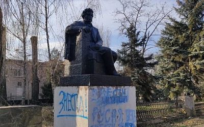 В Кривом Роге вандалы осквернили памятник Пушкину