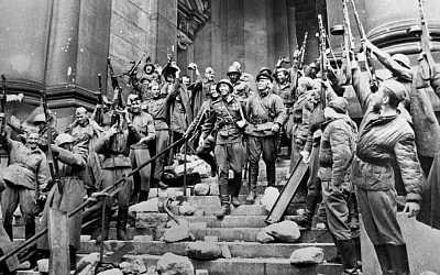 Передать детям правду о войне: волонтеры Победы о борьбе за историческую память в Латвии