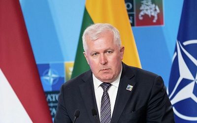 Министр обороны Литвы вручил премьеру заявление об отставке