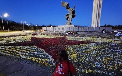 Волонтеры ночью выложили ковер из цветов возле Памятника Освободителям Риги