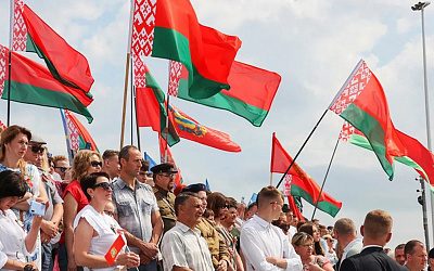 Исторический референдум: Беларусь вместе с флагом и гербом поменяла будущее страны