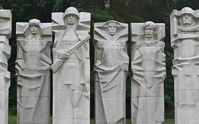 Стелы на оскверненном воинском мемориале в Вильнюсе накроют тканью
