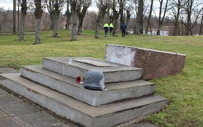 В Латвии неизвестные разрушили памятник местным легионерам СС