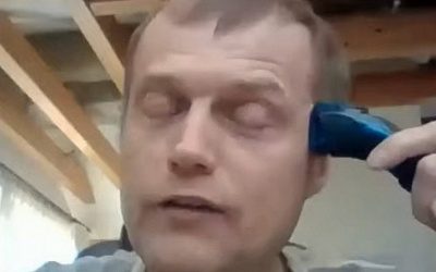 Латвийский депутат начал бриться налысо во время заседания парламента